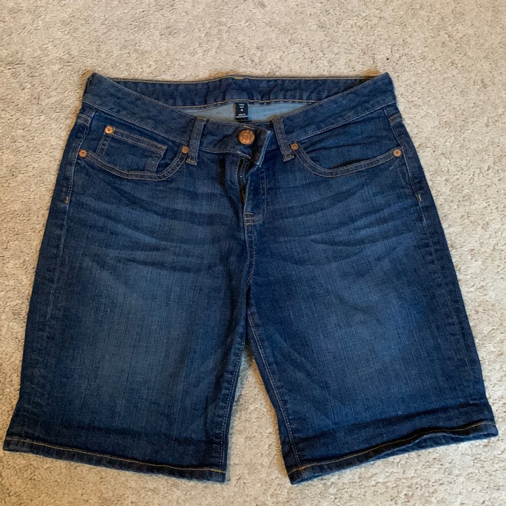 Gap women’s jean shorts. Size 4. Excellent condition